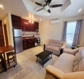 Catcha Breeze – One Bedroom Apartment On The Sidewalk