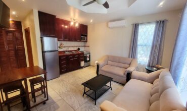 Catcha Breeze – One Bedroom Apartment On The Sidewalk