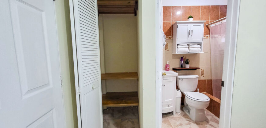 Cozy Sidewalk Apartment – One bedroom